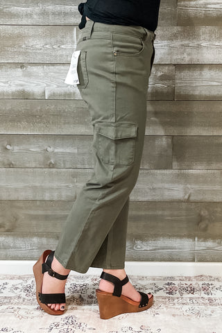 1822 Denim Petite Straight Leg Utility Cargo Side Pocket Pants 26" Inseam in Kasey Military Green C&8CP2526A1-20R