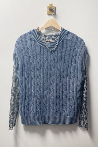 EEsome ink cap sleeve cable knit sweater SH15178 layered over a grey leopard thin mesh top with a silver link chain