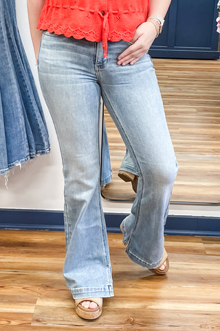 Judy Blue Mid Rise Flare Jeans in Regular Length Inseam JB82718