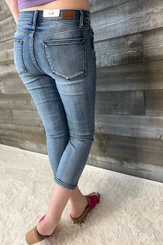 judy blue mid rise contrast wash capri jeans JB72114REG MD