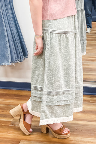 Wishlist sage midi skirt white floral print cotton eyelet lace trim with ruffle detail  WL25-12361. spring prairie style. lined. pockets.